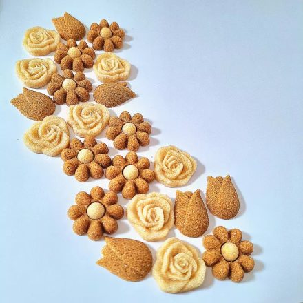 Cukrobello Hungary formacukor kalocsai paprikás mintával virág alakú forma cukrokkal 